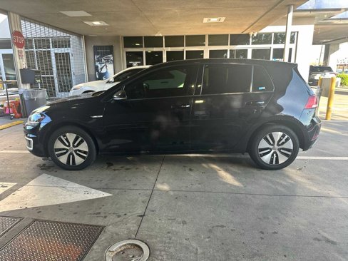 Used 2017 Volkswagen e-Golf SE w/ DC Fast Charging Package image 2