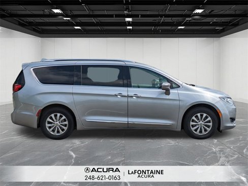 Used 2019 Chrysler Pacifica Touring-L image 6