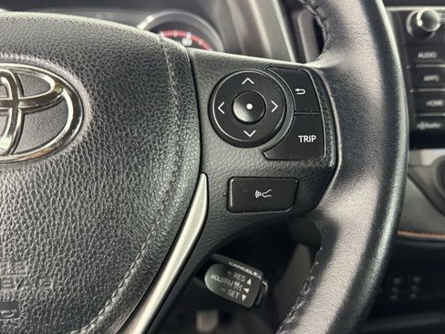 Used 2018 Toyota RAV4 SE image 14