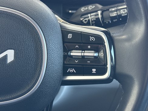 Used 2022 Kia Carnival EX image 37