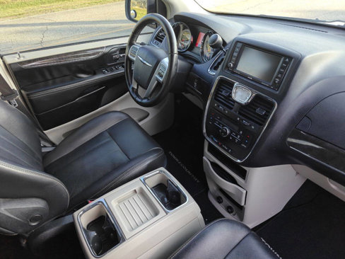 Used 2011 Chrysler Town & Country Touring-L image 23