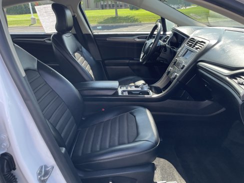 Used 2017 Ford Fusion SE w/ Equipment Group 201A image 24