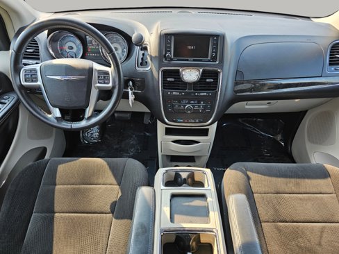 Used 2013 Chrysler Town & Country Touring image 2
