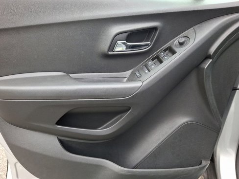 Used 2019 Chevrolet Trax LT w/ LT Convenience Package image 12