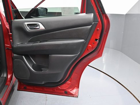 Used 2018 Nissan Pathfinder S image 40
