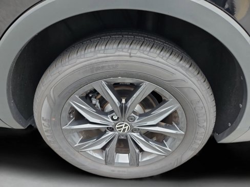 Used 2024 Volkswagen Tiguan SE image 36