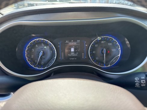 Used 2017 Chrysler Pacifica Touring-L image 18