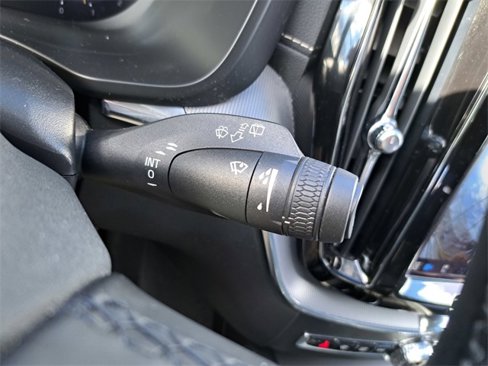 Used 2022 Volvo XC60 B6 R-Design w/ Advanced Package image 18