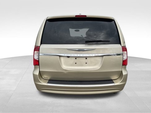 Used 2011 Chrysler Town & Country Touring-L image 5