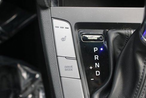 Used 2017 Hyundai Elantra Limited image 19