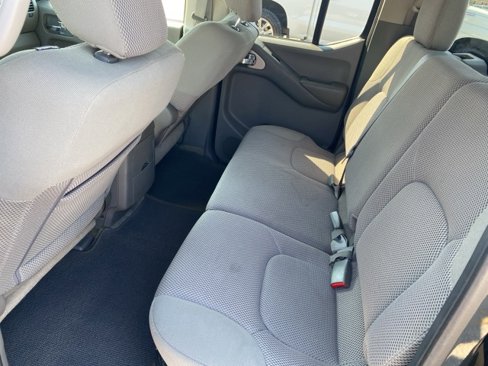 Used 2013 Nissan Frontier SV image 11