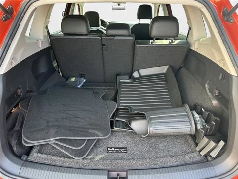 Used 2018 Volkswagen Tiguan SE w/ Panoramic Sunroof Package image 26