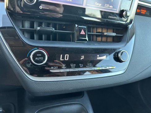 Used 2021 Toyota Corolla LE image 25