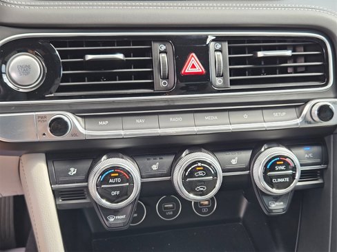 Used 2023 Genesis G70 2.0T image 18