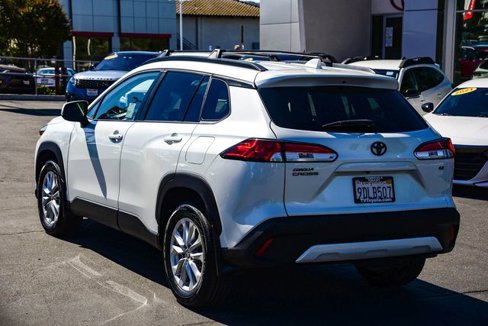 Certified 2022 Toyota Corolla Cross LE image 5