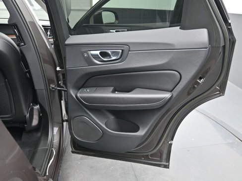 Certified 2023 Volvo XC60 B5 Ultimate w/ Protection Package Premier image 34