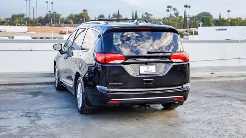 Used 2018 Chrysler Pacifica Touring-L image 7