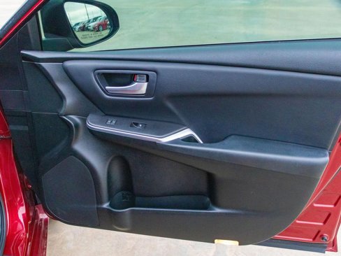 Used 2017 Toyota Camry SE image 12