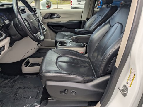 Used 2021 Chrysler Pacifica Touring-L image 15