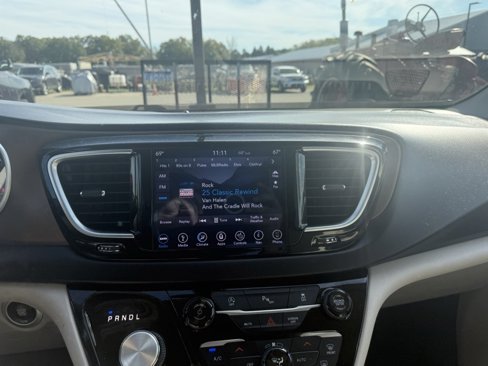 Used 2018 Chrysler Pacifica Touring-L Plus image 13