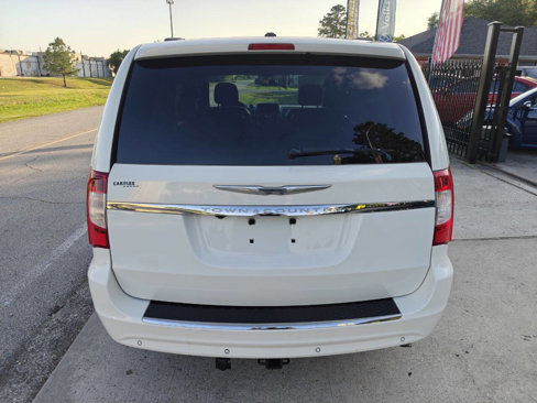 Used 2011 Chrysler Town & Country Touring-L image 7