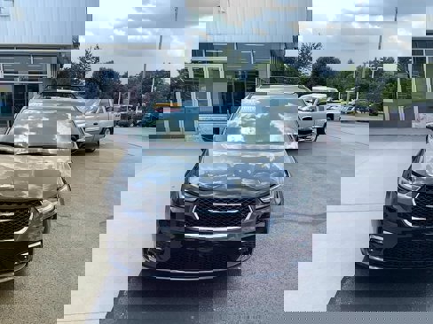 Used 2022 Chrysler Pacifica Touring-L image 2