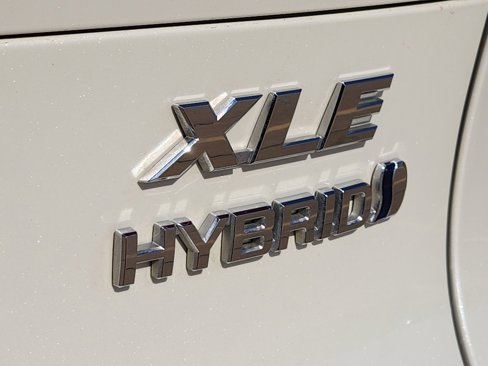 Used 2021 Toyota Venza XLE image 12