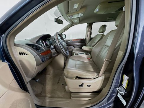 Used 2013 Chrysler Town & Country Touring image 18