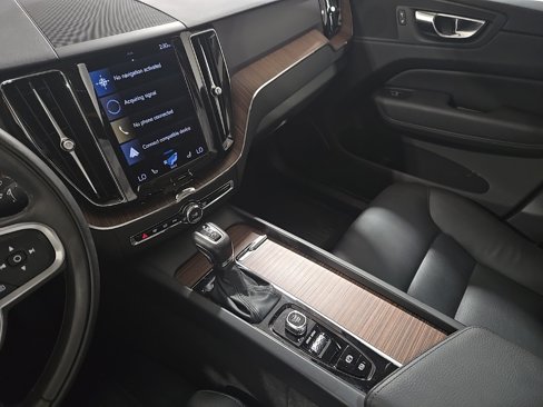 Used 2021 Volvo XC60 T5 Momentum w/ Climate Package image 13