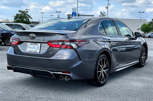 Used 2022 Toyota Camry SE image 2