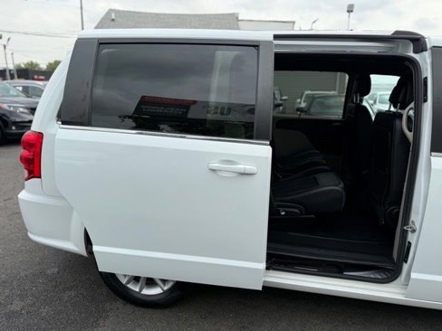 Used 2019 Dodge Grand Caravan SXT w/ Driver Convenience Group image 28