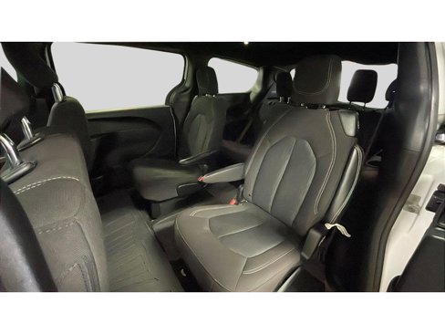 Used 2023 Chrysler Pacifica Touring image 14