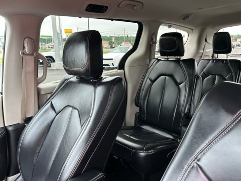 Used 2023 Chrysler Pacifica Touring-L image 16