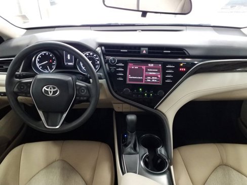 Used 2018 Toyota Camry LE image 3