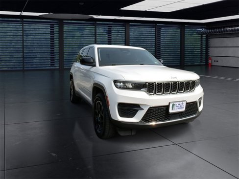 Used 2022 Jeep Grand Cherokee Laredo w/ Luxury Tech Group I image 2
