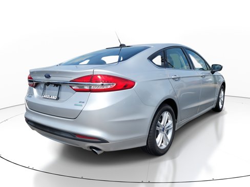 Used 2018 Ford Fusion SE image 4