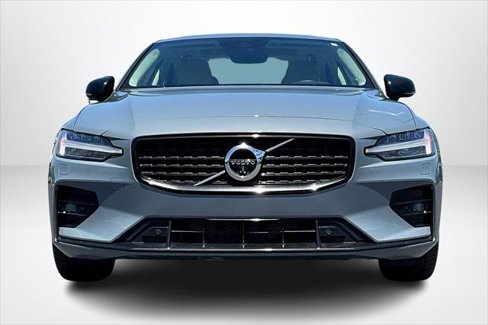Used 2022 Volvo S60 B5 Momentum image 2