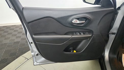 Used 2015 Jeep Cherokee Latitude w/ Comfort/Convenience Group image 26