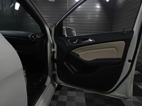 Used 2017 Mercedes-Benz B 250e image 33