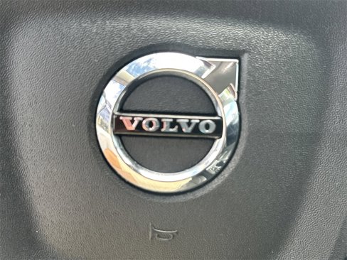 Used 2022 Volvo XC40 T4 Momentum image 25