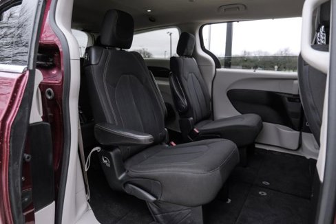 Used 2018 Chrysler Pacifica Touring Plus w/ Tire & Wheel Group image 40