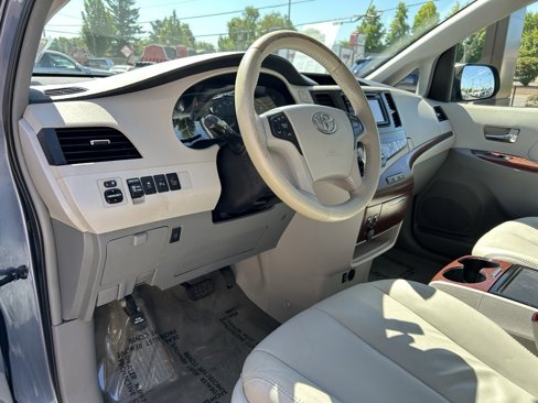 Used 2014 Toyota Sienna XLE image 12