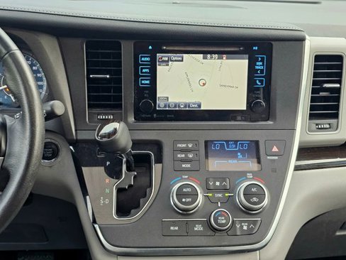 Used 2017 Toyota Sienna XLE Premium image 37