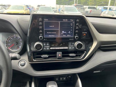 Used 2021 Toyota Highlander L image 18