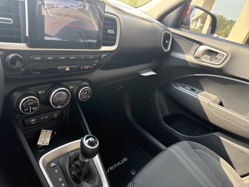 New 2025 Hyundai Venue SEL image 9