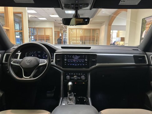 Used 2023 Volkswagen Atlas Cross Sport SE w/ Panoramic Sunroof Package image 8