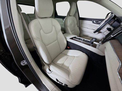 Used 2021 Volvo XC60 T5 Momentum w/ Premium Package image 28