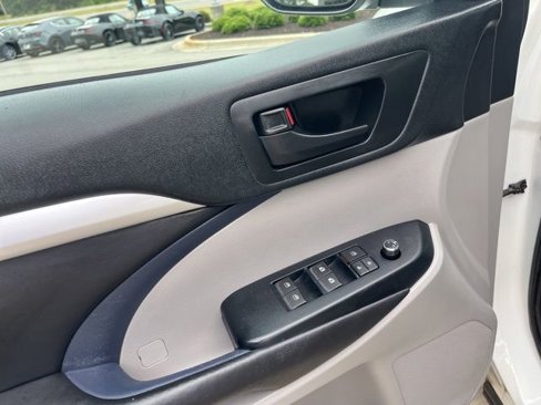 Used 2017 Toyota Highlander LE image 12