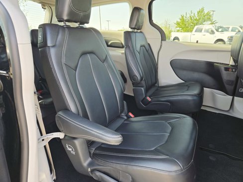 Used 2024 Chrysler Pacifica Touring-L image 18