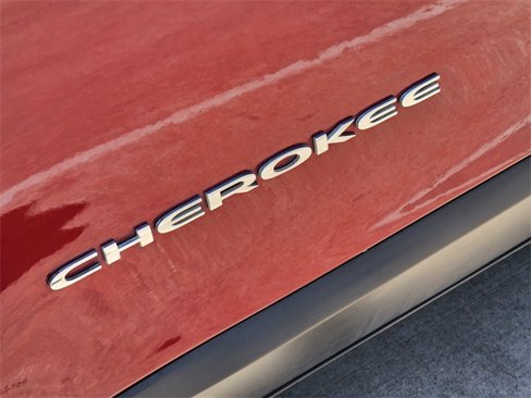 Used 2019 Jeep Cherokee Latitude Plus w/ Comfort/Convenience Group image 12